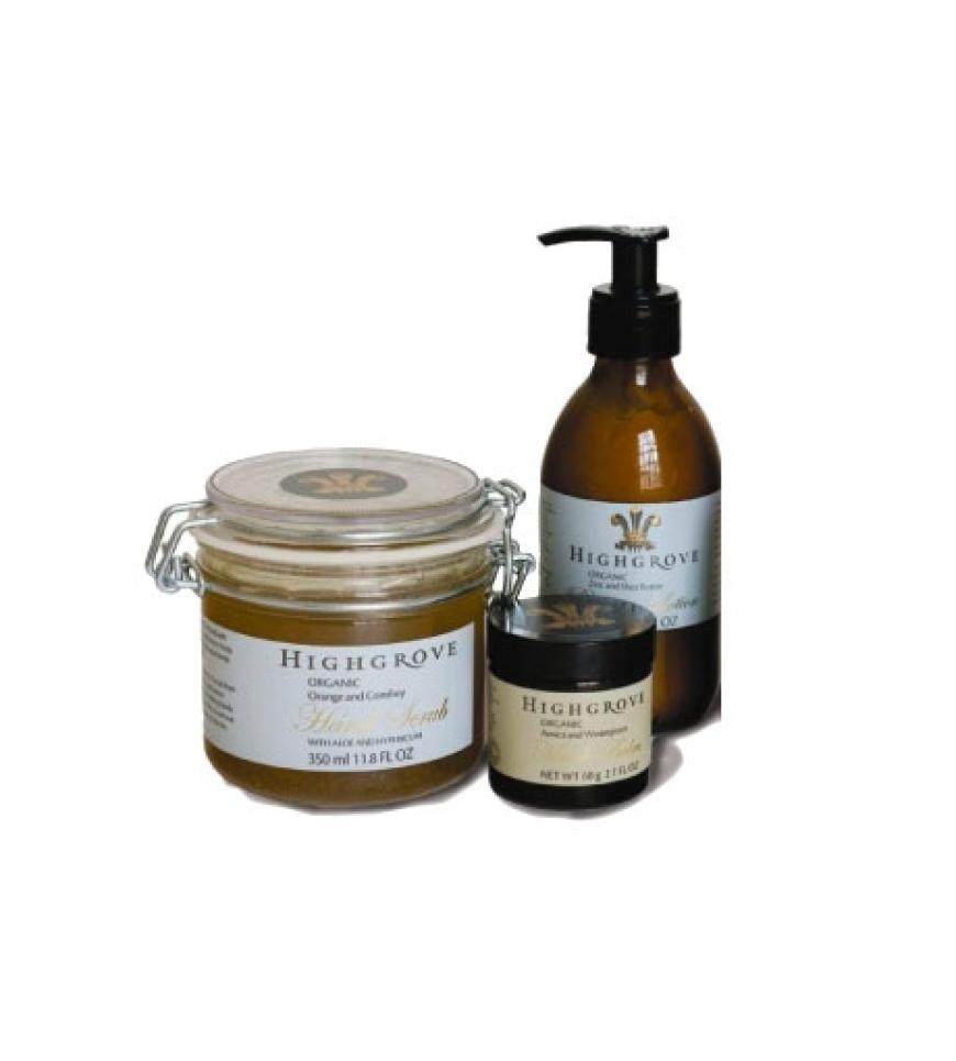 Für den Körper: Ganz neu und mit Pflanzen aus Prinz Charles Garten:
Hand Scrub, Muscle Balm und Protective Lotion aus der
Serie The Organic Pharmacys Garden Collection for Highgrove. Insgesamt sind fünf Produkte erhältlich. Alle Erlöse fließen in die Stiftungen von Prinz Charles. Ab ca. 10 Euro