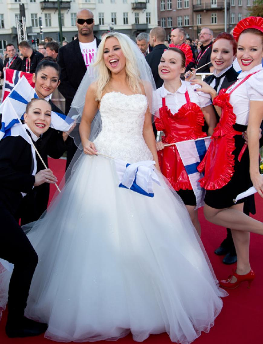 Hat sich diese Braut etwa verirrt? Nein, denn Krista Siegfrids tritt für Finnland an und hat zumindest mit dem Outfit schon mal 12 Punkte inne. Der Name ihres Songs lautet: