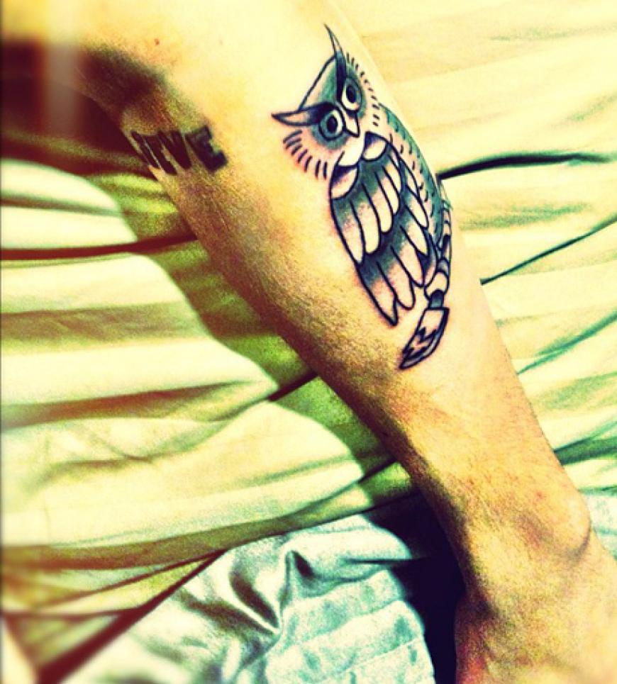 Dieses Eulen-Tattoo ist nicht sein erstes. Denn dieser Superstar ist inzwischen ein echter Tattoo-Junkie. Na, wer ist es?