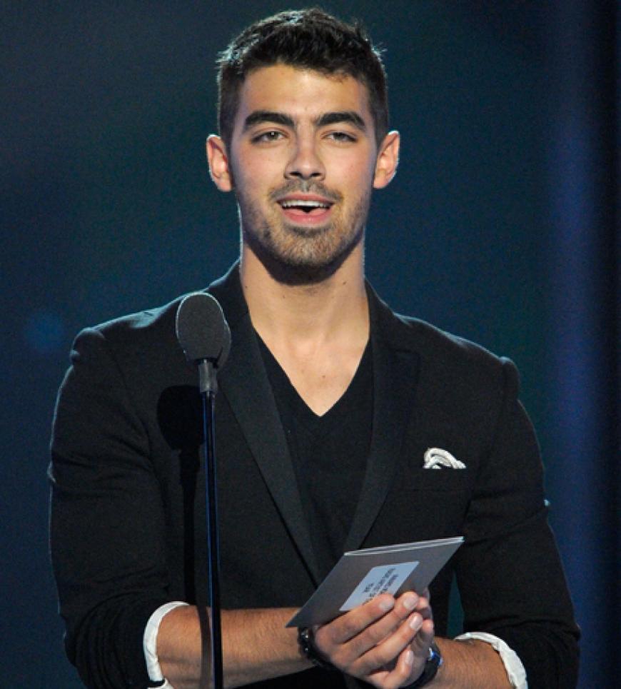 Joe Jonas kam, sah und übergab als Laudator einen der begehrten Awards an Rihanna!