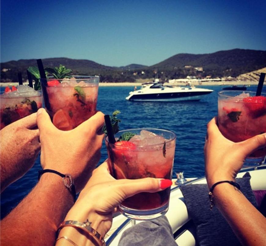Prost! Lisa entspannt mit Freunden und eisgekühlten Drinks