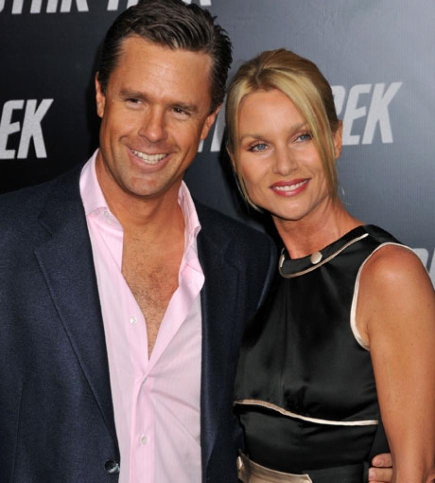 Nicollette Sheridan lächelt verliebt für die Fotografen. Ihr Freund Steve Pate ist Feuer und Flamme