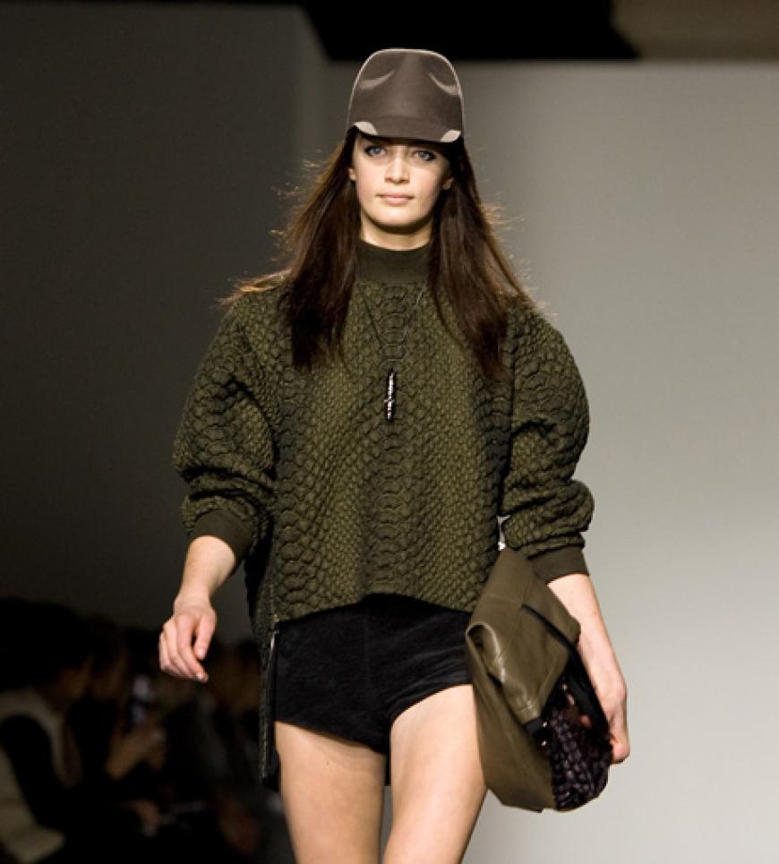 Das günstige Fashionlabel Topshop Unique griff den Military-Trend auf und schickte seine Models in angesagten Camouflage-Looks über den Laufsteg