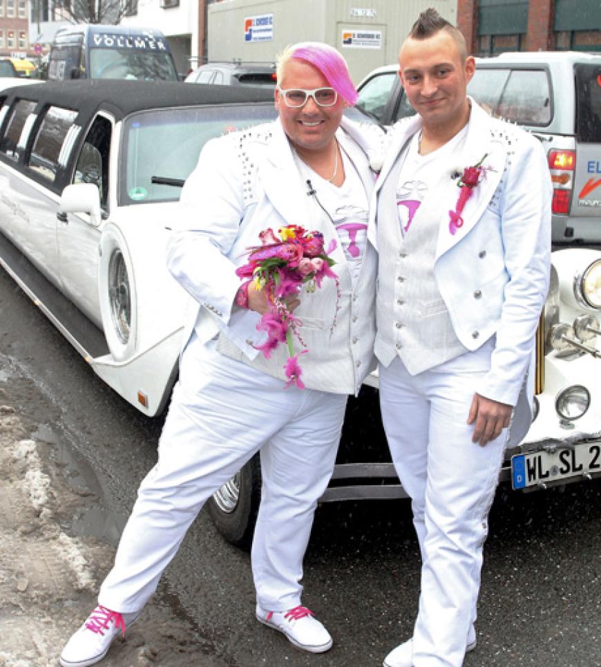 Das glückliche Brautpaar fuhr standesgemäß in einer weißen Stretch-Limo zum Standesamt