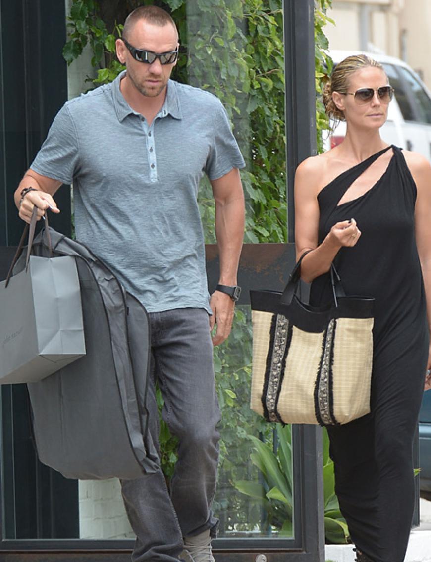 Shoppaholic: Auch ein Model ist manchmal in Shopping-Laune. Heidi Klum genoss einen freien Tag mit Lover und Bodyguard Martin Kristen, der sich auch gleich als Tütenträger engagierte