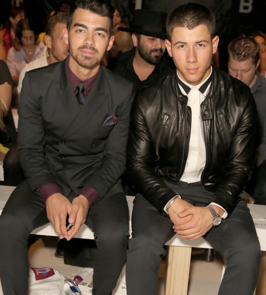 2/3 der Jonas Brothers treiben sich derzeit auf der Fashion Week herum: Joe und Nick Jonas