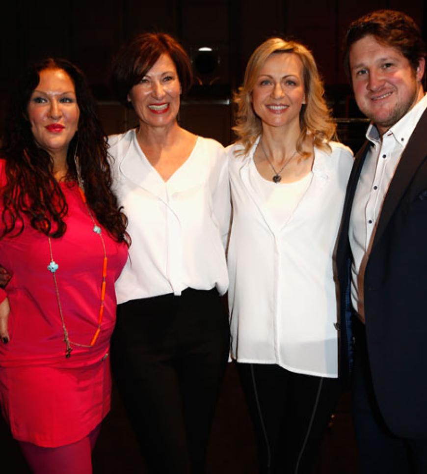 Allegra Curtis, Designerin Eva Lutz, Inge und Matthias Steiner posieren backstage