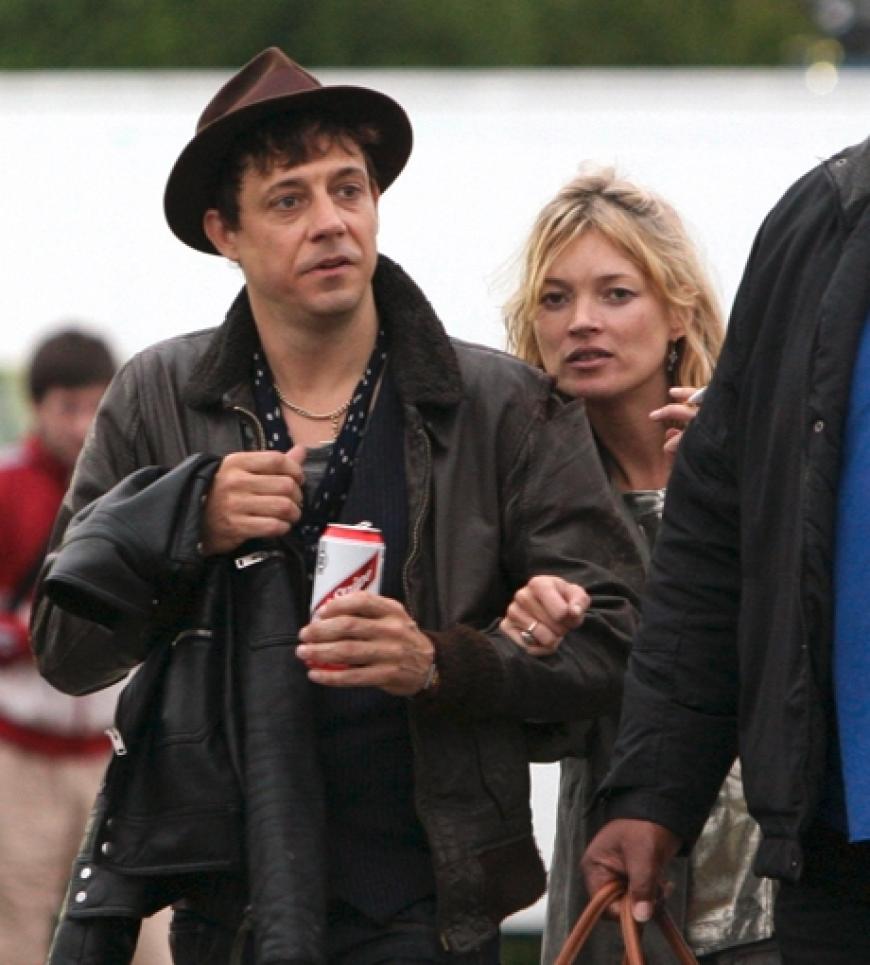 Kurz nach ihrer Trennung von Pete Doherty kam Kate mit einem weiteren englischen Musiker zusammen. Doch ihre Beziehung zu Jamie Hince hielt anfangs nur bis September 2008