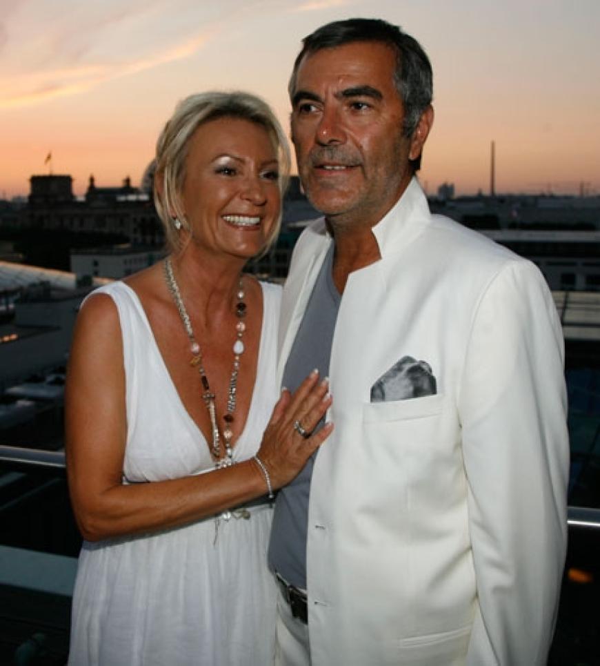 Moderatorin Sabine Christiansen mit Ehemann Norbert Medus. Die beiden heirateten 2009 und feierten mit Freundne in der Nähe von Ibiza