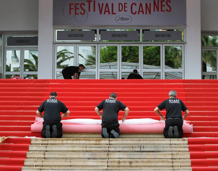 Am Mittwoch, 15. Mai, starteten die berühmten Filmfestspiele in Cannes zum 66. Mal. Kurz bevor die ersten Promi anreisten, wurde noch schnell der wichtige Red Carpet ausgerollt