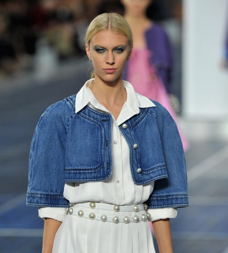 Voluminöse Bolerojacken und A-förmige Kostüme waren die Key-Pieces der Chanel Kollektion für Frühjahr/Sommer 2013