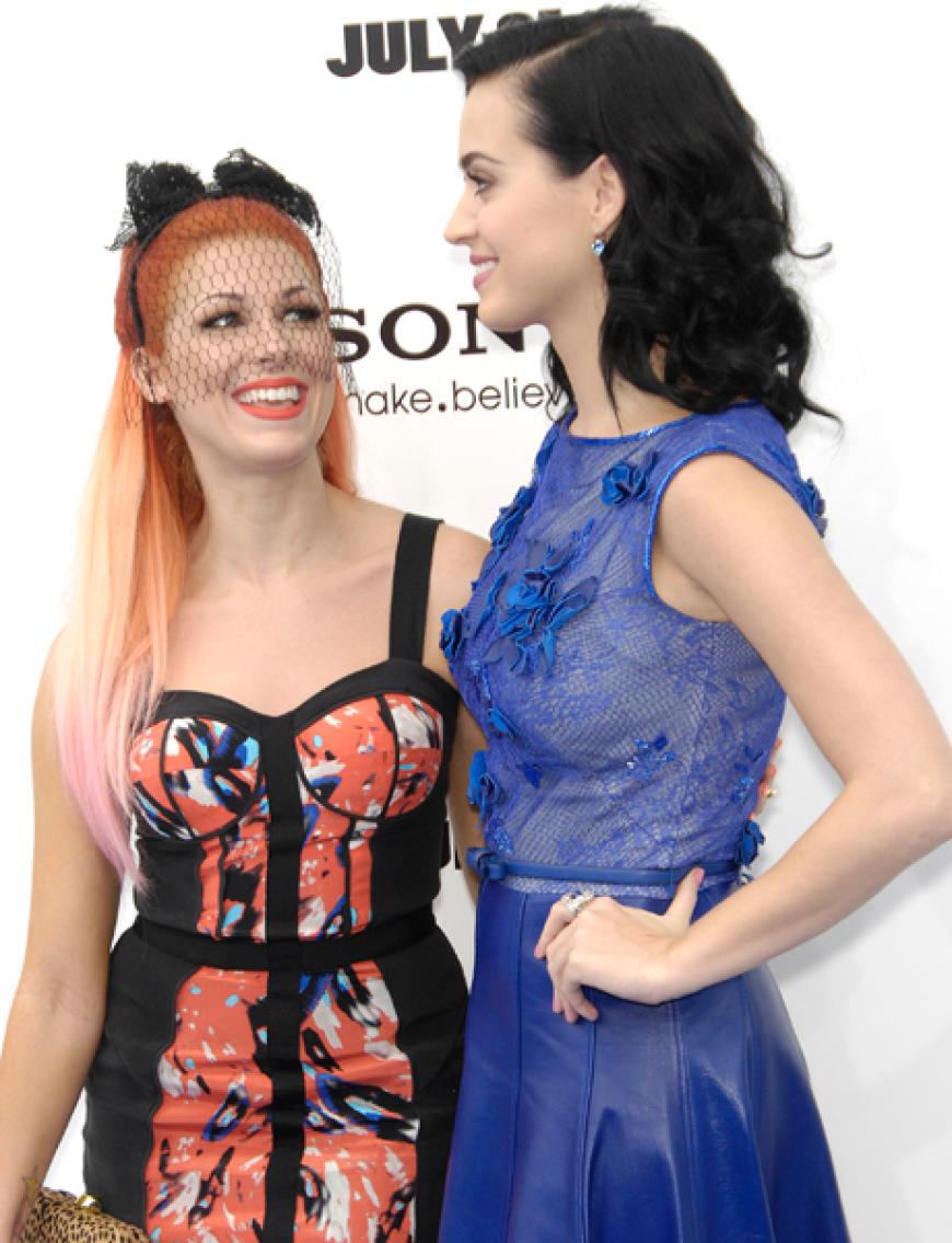 Bonnie McKee and Katy Perry. Katy leiht in der US-Version übrigens