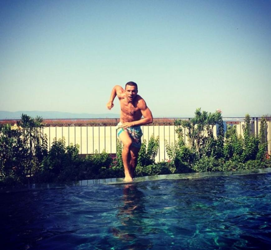Achtung, hier komm' ich! Weltmeister Lukas Podolski nimmt Anlauf ...