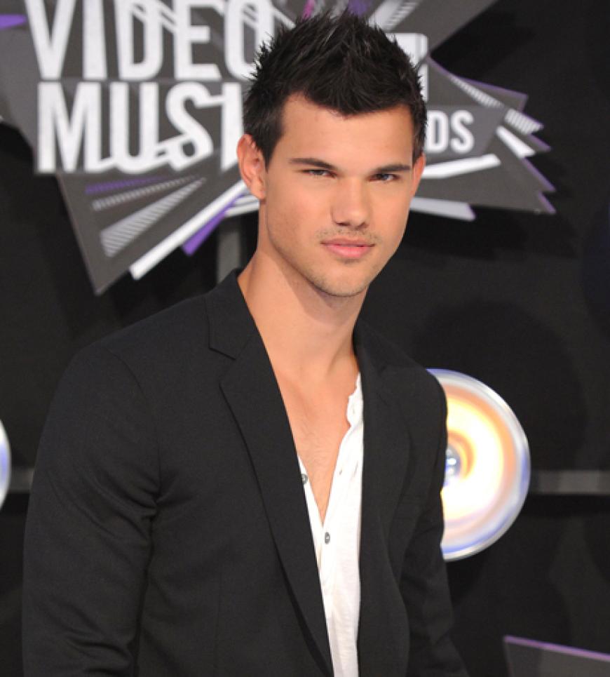 Taylor Lautner durfte neben der frischverheirateten Kim Kardashian Platz nehmen. Angeblich, weil er ihrem Eheman Kris Humphries so ähnlich sieht ...