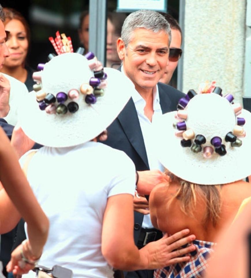Wo George Clooney auftaucht, sind weibliche Fans nicht weit