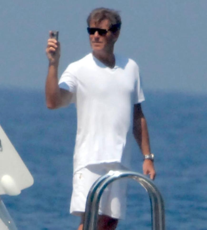 Lästige Paparazzi: Pierce Brosnan hält das Treiben um seine Yacht mit einem Handy fest