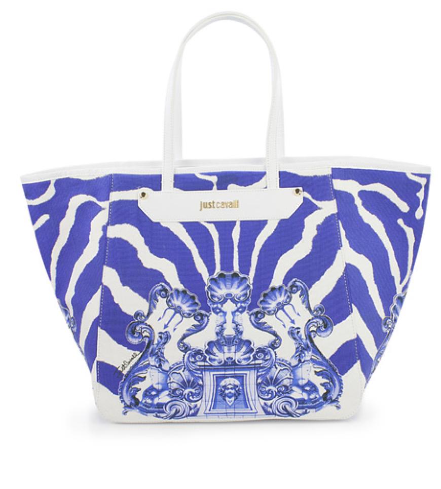Die Trapez-Tasche von Just Cavalli begleitet uns zum Wochenend-Trip in die Sonne. Erhätlich über timandstella.com, ca. 395 Euro