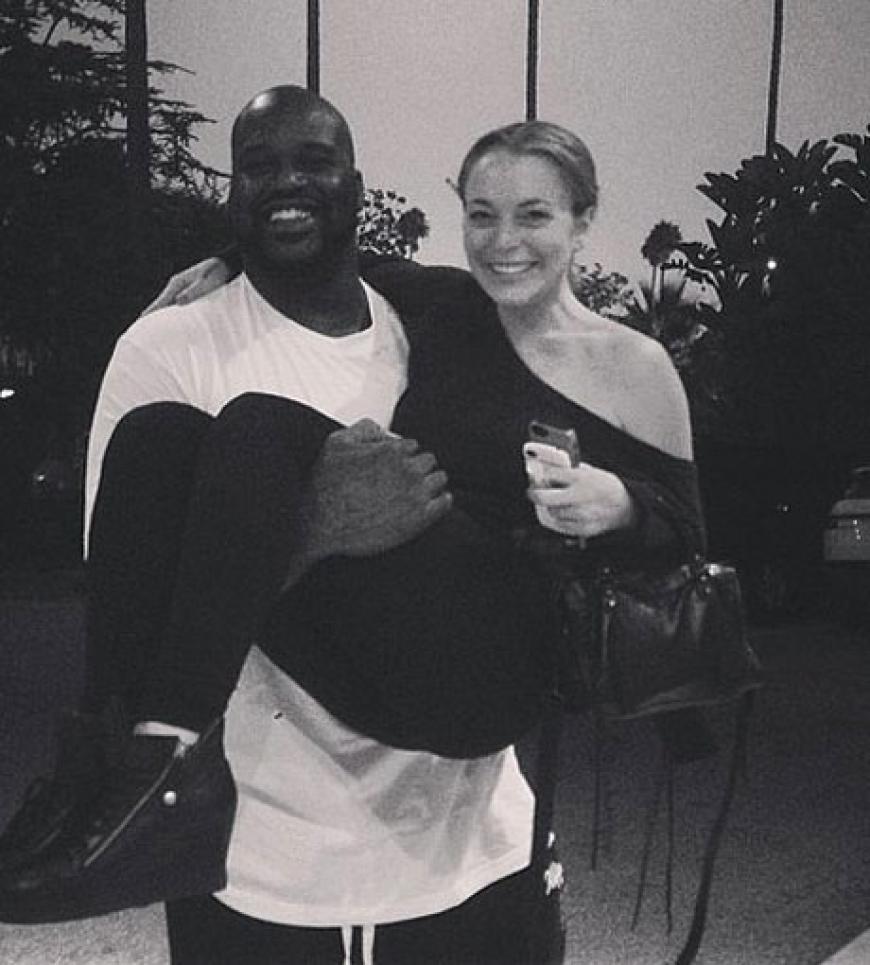 Kaum ist Lindsay Lohan wieder aus der Rehab, wird sie wieder auf den Arm genommen. Dieses Mal aber ganz liebevoll von Basketballer Shaquille O'Neal