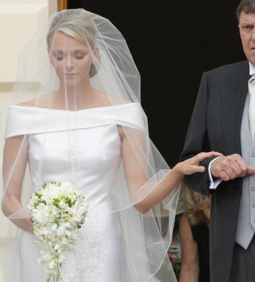 Charlenes Kleid war mit über 40.000 Swarovski-Kristallen bestickt und wurde von Armani für die gebürtige Südafrikanerin maßgeschneidert. Auf dem Bild ist ihr Vater Michael zu sehen
