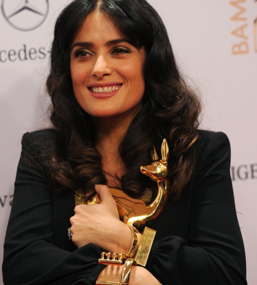 Ein echter Hingucker - auch ohne Bambi: Hollywood-Star Salma Hayek bekam die Trophäe in der Kategorie