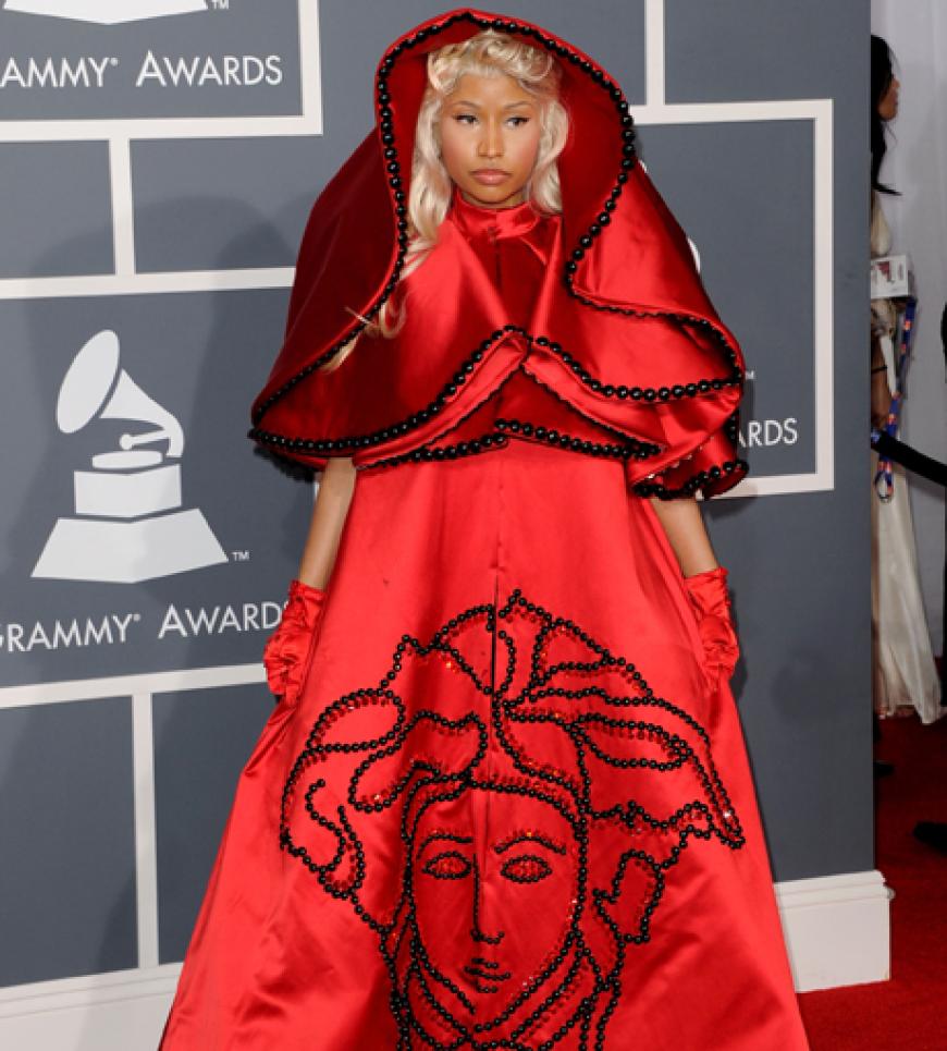 Auch die Tatsache, dass der rote Overall eine Kreation von Versace war, machte diesen Auftritt nicht besser