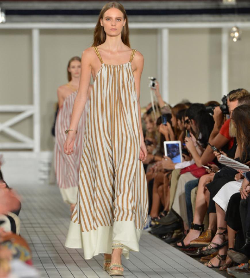 Tommy Hilfiger kombiniert in dieser Saison gleich zwei Trends miteinander: Maxikleid + Streifen. Fertig ist das Urlaubsfeeling!