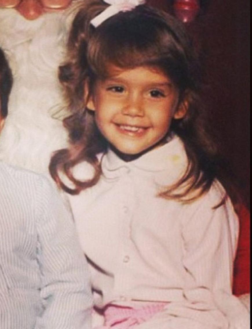 Das süße Kinderfoto postete Jessica Alba von sich auf Twitter. Wer hätte damals gedacht, dass sie eines Tages eine weltweit bekannte Schauspielerin werden würde?