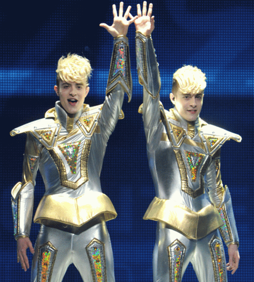 Die irischen Flummis von Jedward, bevor sie sich gemeinsam auf das 19. Siegertreppchen quetschten