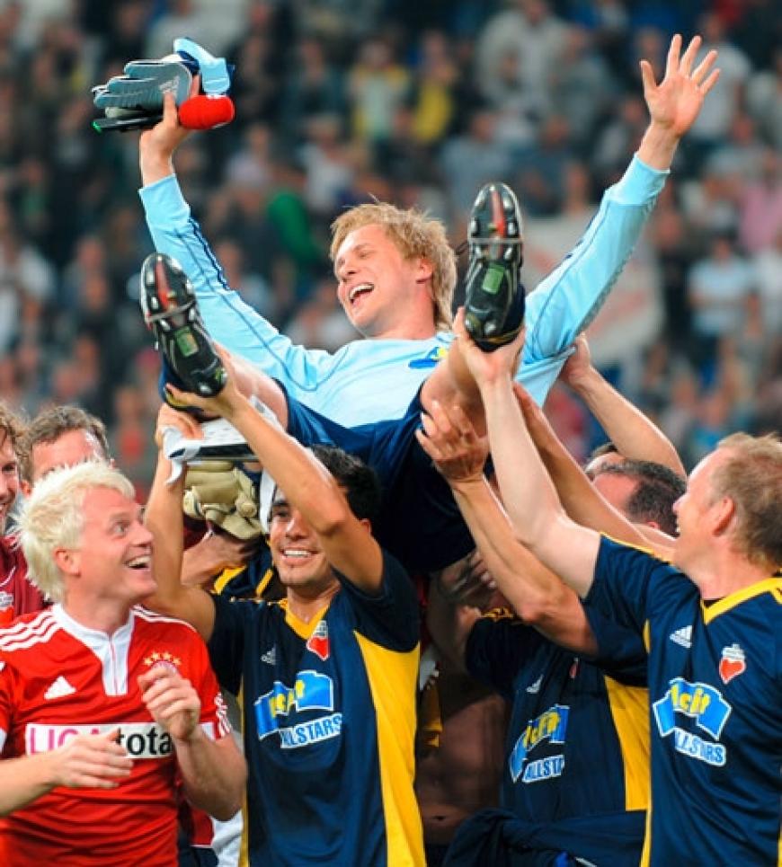 Die McFit Allstars feiern sich selbst. Nächstes Jahr würden sie gerne noch einmal antreten - dann aber gegen Real Madrid. Ob McFit ihnen diesen Wunsch erfüllen kann?