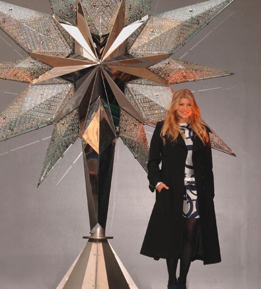 Fergie vor dem Swarovski-Stern am Rockefeller Center in New York im Jahr 2009