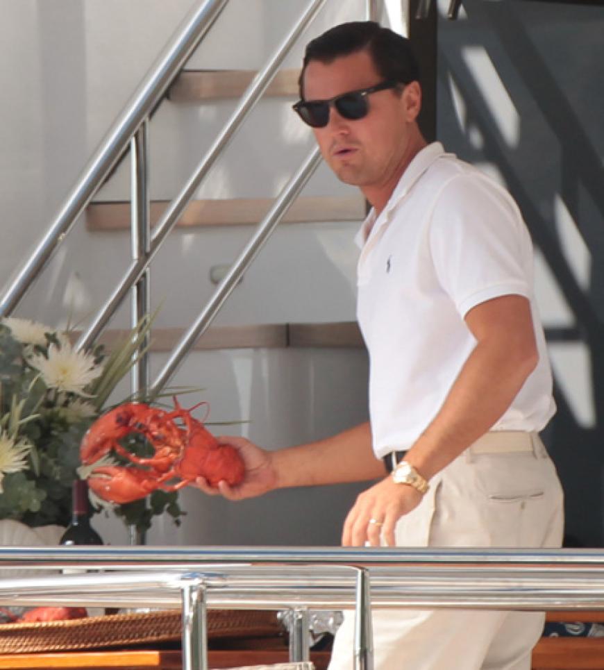 Dekadent: Auf einer Yacht und mit einem Hummer in der Hand