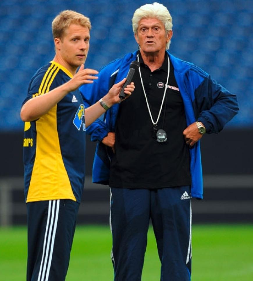 Oliver Pocher diskutiert mit Trainer Werner Lorant über die Aufstellung