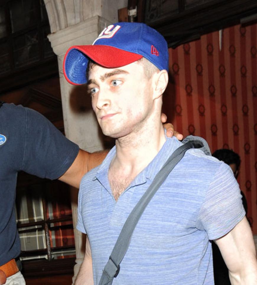 Kaum wiederzuerkennen: Daniel Radcliffe beim verlassen eines Kinosaals. Was ist nur mit dem
