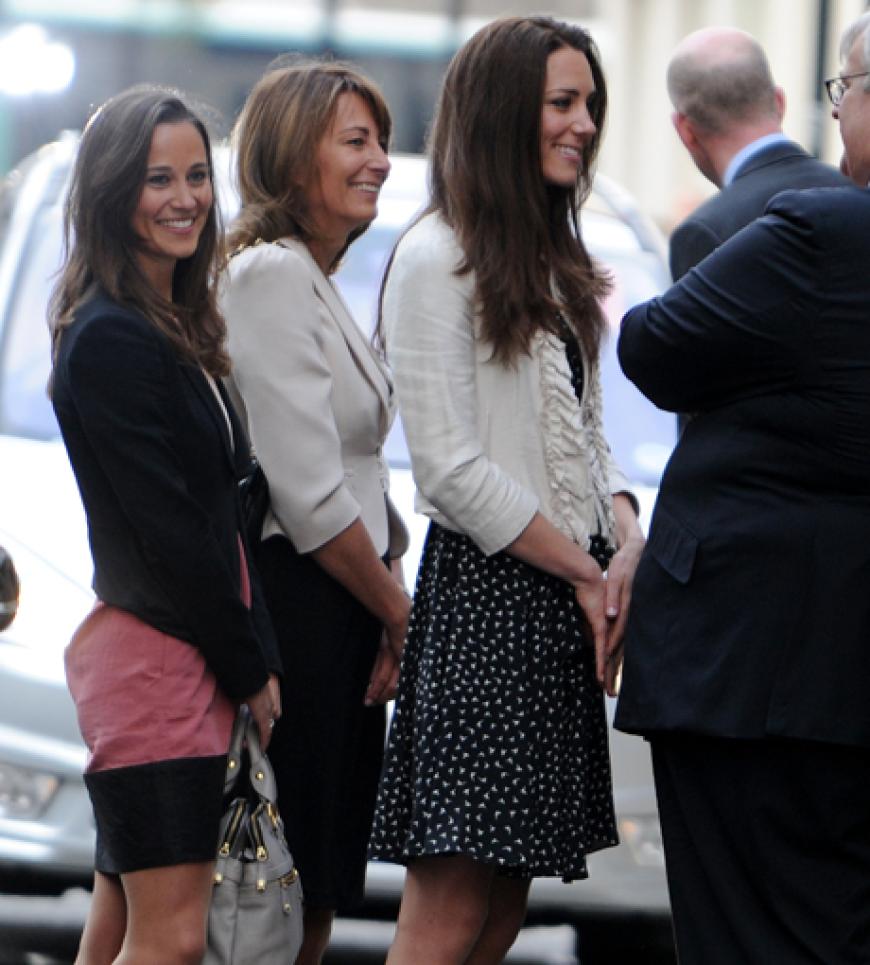 Gemeinsam mit ihrer Schwester Pippa Middleton traf Kate am 28.04.2011 vor dem Goring Hotel ein ...
