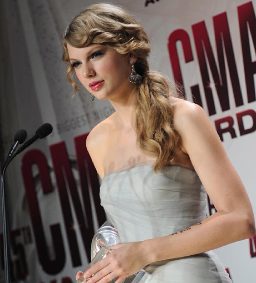 Taylor Swift trug ein Kleid von J. Mendel