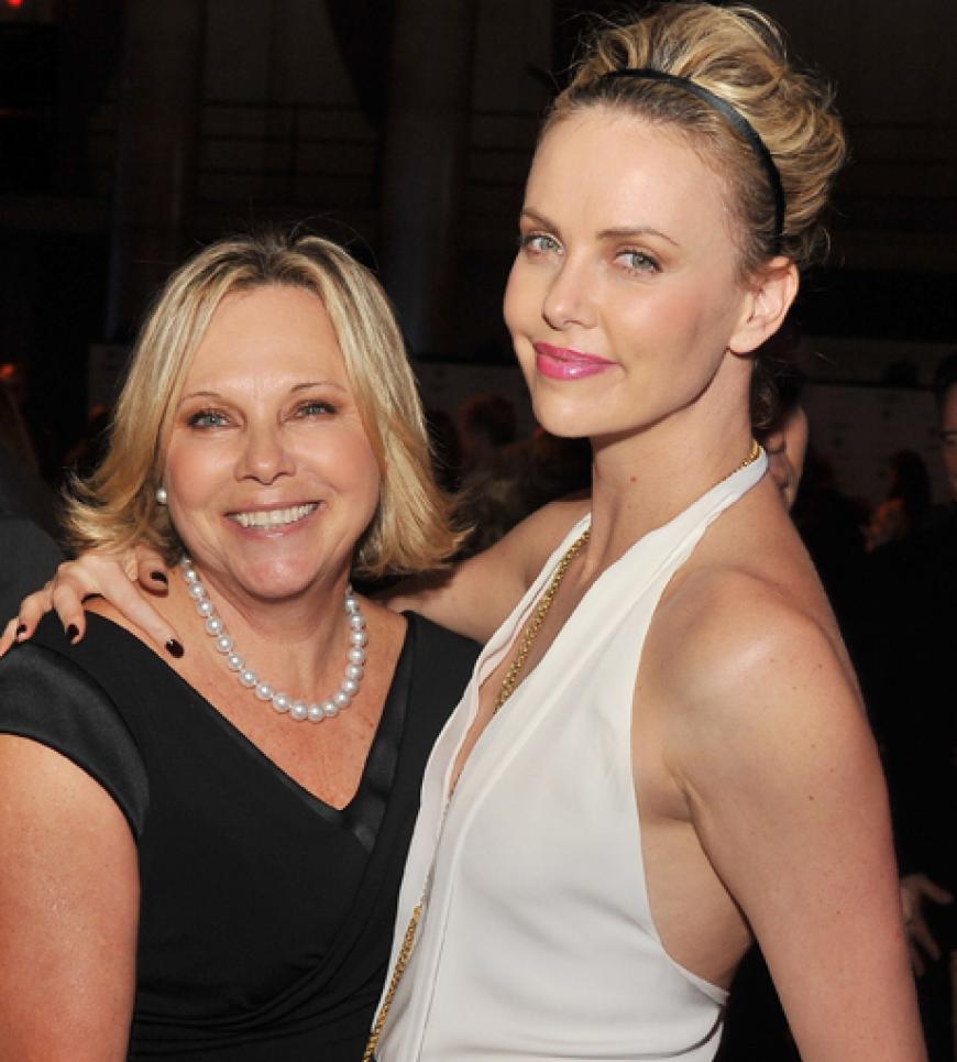 Über so ein Date freut sich doch jede Mutter: Hollywood-Star Charlize Theron nahm ihre Mutter Gerda am Montagabend, 28.11., mit zu den