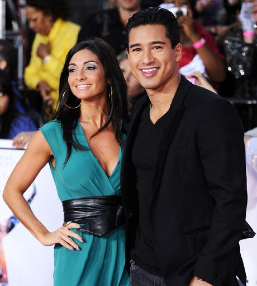 Schauspieler Mario Lopez strahlte mit seiner hübschen Begleitung um die Wette
