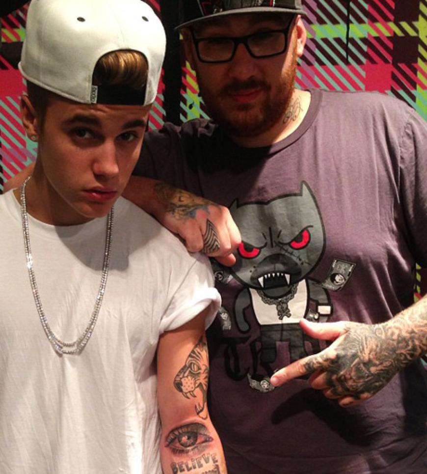 Es ist Justin Bieber! Er kriegt einfach nicht genug. Bevor er seinen 20. Geburtstag erreicht, hat er mit diesem Auge jetzt schon 15 Tattoos!
