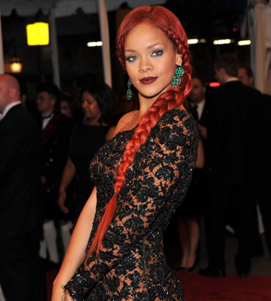 Rihanna mit überlangem Seitenzopf. Süß!