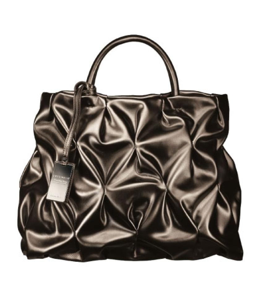 Bei diesen Taschen wird das Leder so lange in ´Falten gelegt, bis Rüschen ´
und Volants entstehen. Die neue