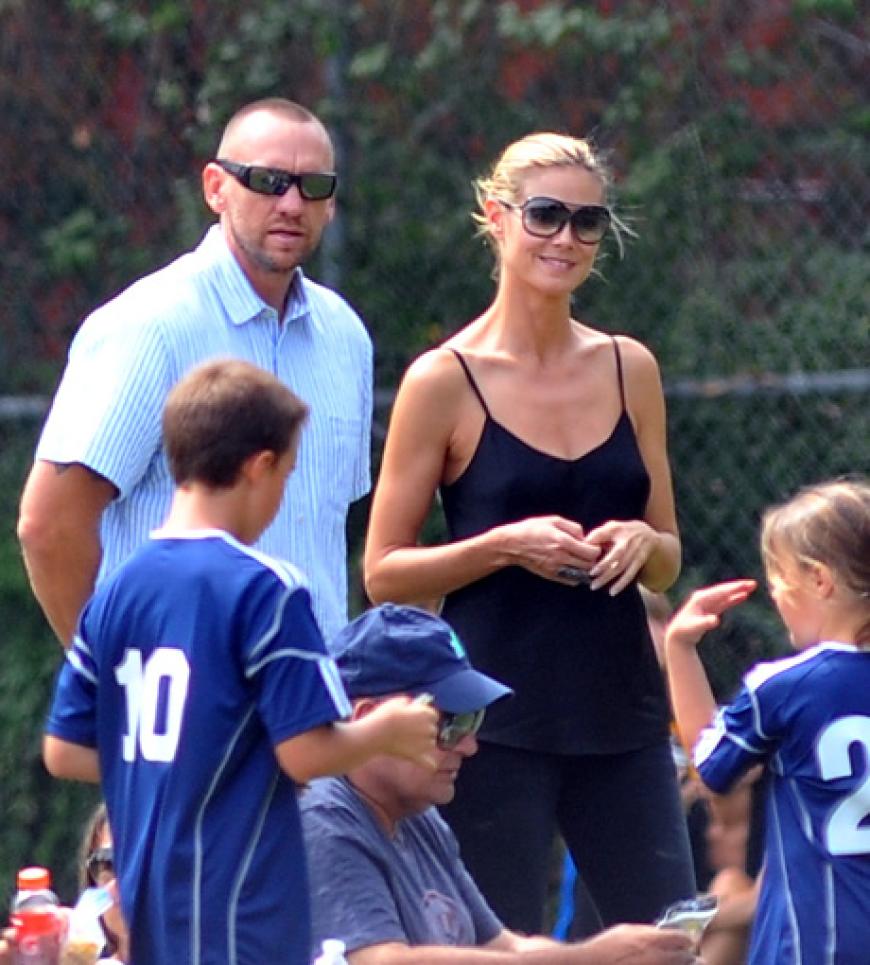 Das Model mit Kindern und ihrem Bodyguard und Lover Martin Kristen in einem Park in Los Angeles