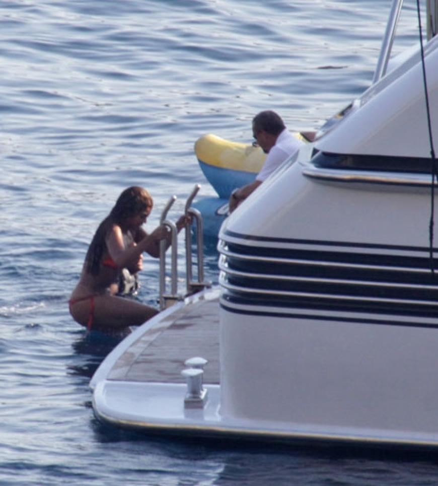 Beyoncé genießt die Abkühlung im Meer und zeigt dabei ihren Traumkörper