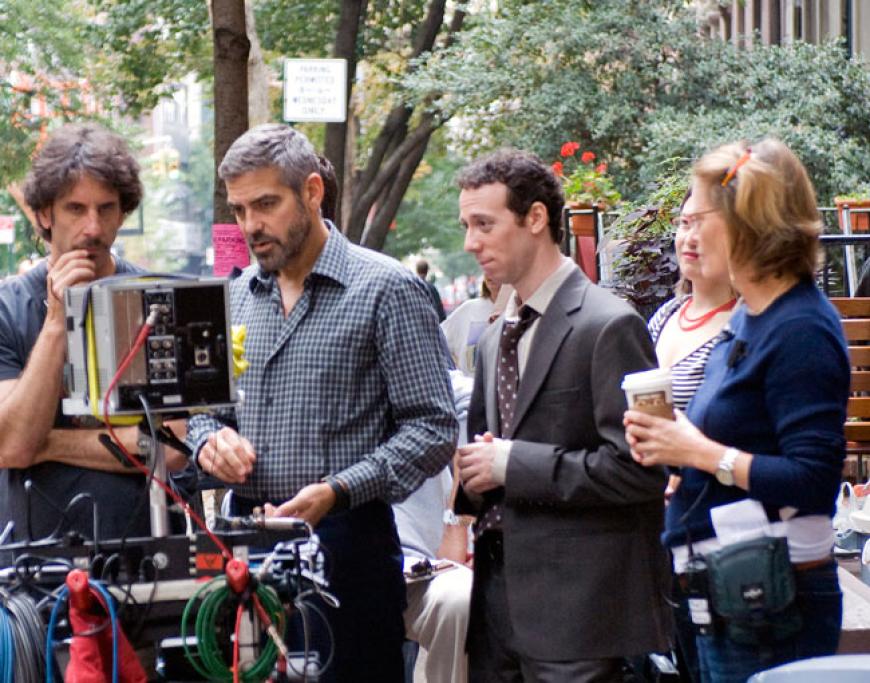 Kevin Sussman hatte auch schon die Ehre mit George Clooney zusammenzuarbeiten. Hier sind die beiden beim Set von