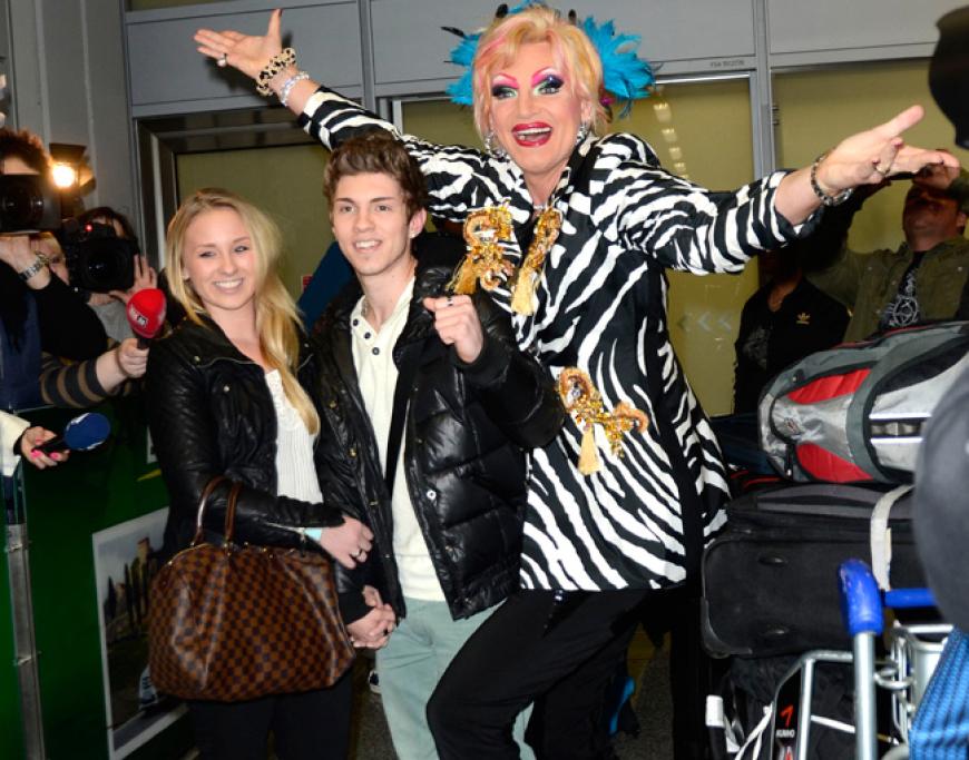 Jacqueline Heinrichs, Joey Heindle und Olivia Jones am Flughafen in Frankfurt