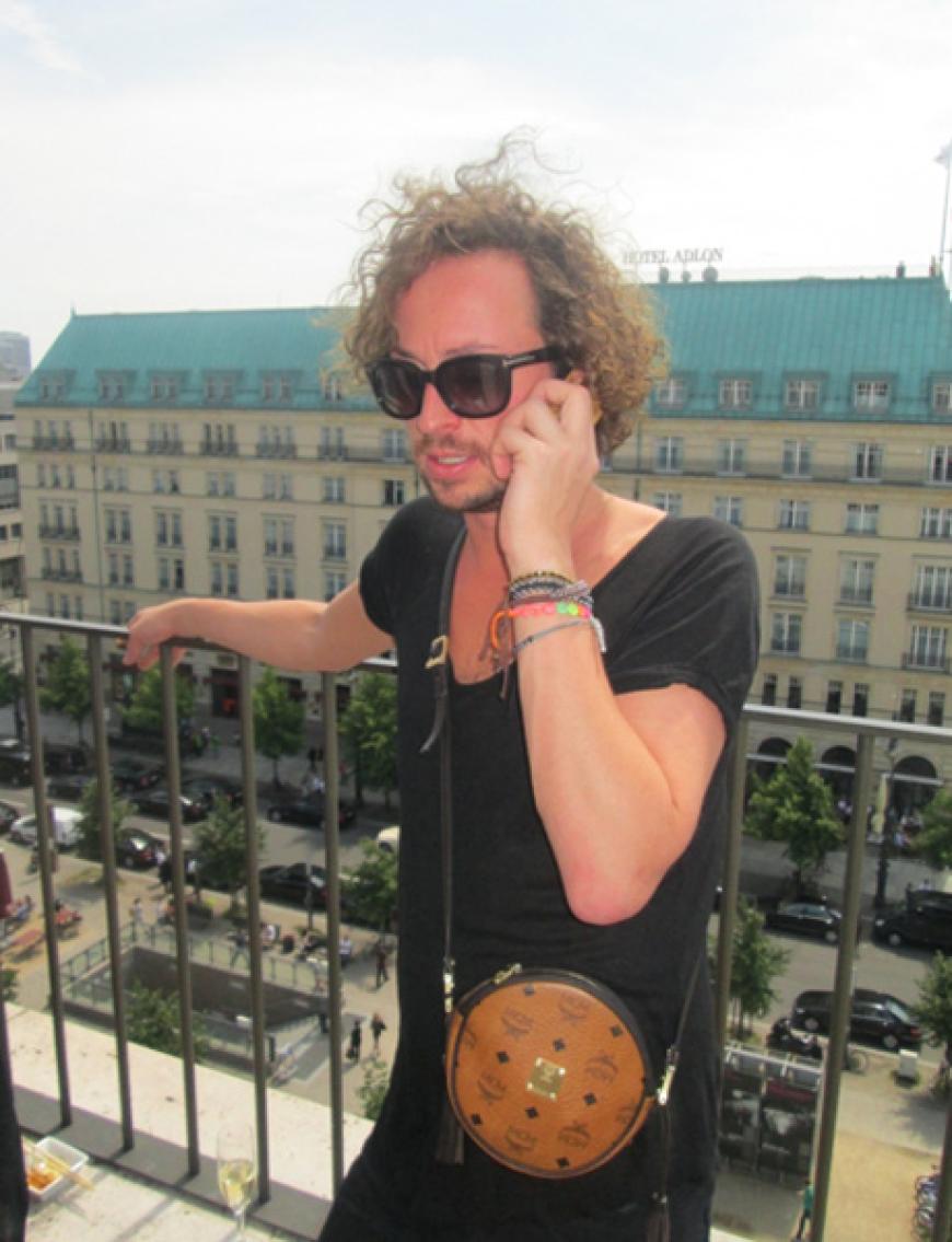 Modedesigner Marcel Ostertag im Stress vor der Show