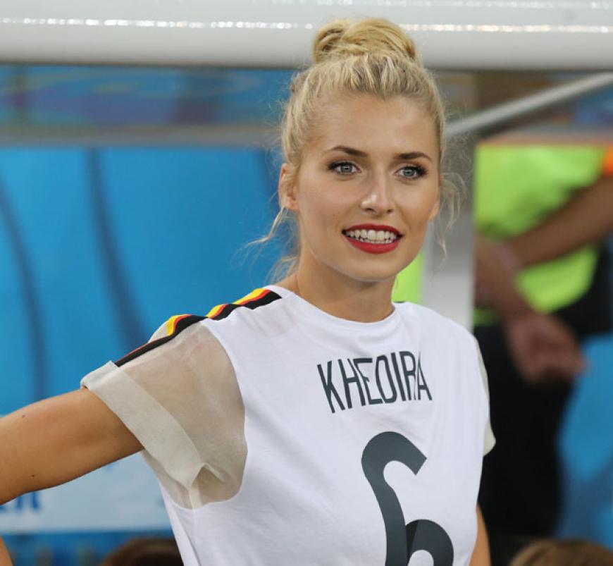 Das coolste Spielerfrauen-Outfit: Lena Gercke! Sie trug ein stylishes Khedira-Trikot