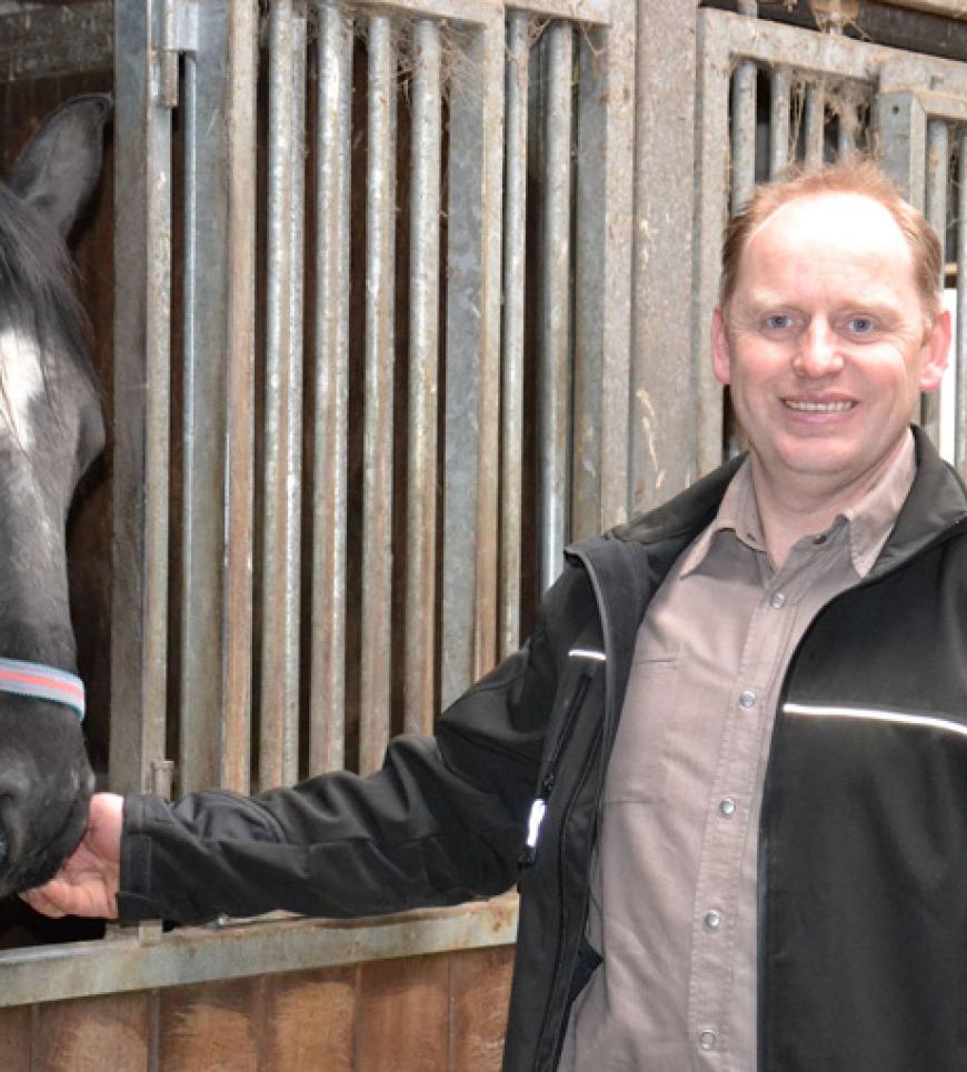 Münsterländer Christian (46) aus dem Oldenburger Münsterland lebt mit seiner Mutter und seinem Bruder auf einem Hof mit 200 Schweinen, 70 Rindern, 15 Pferden. Neben der Arbeit mit den Tieren und den 40 Hektar Acker- und Grünland ist er nebenbei auch als LKW-Fahrer tätig