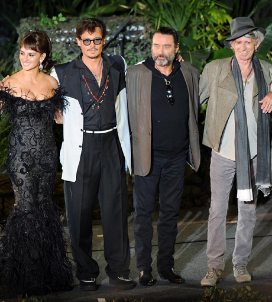 Die Hauptdarsteller Penélope Cruz, Johnny Depp, Ian McShane und Keith Richards posieren für die Kameras. Übrigens: