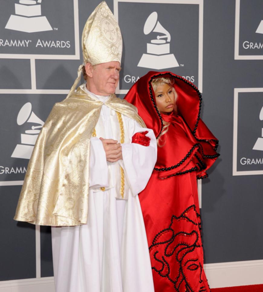 Ob Nicki Minaj direkt aus der Kirche kam? Sie sorgte nicht nur mit ihrem Outfit, sondern auch mit ihrer Begleitung für viel Aufsehen