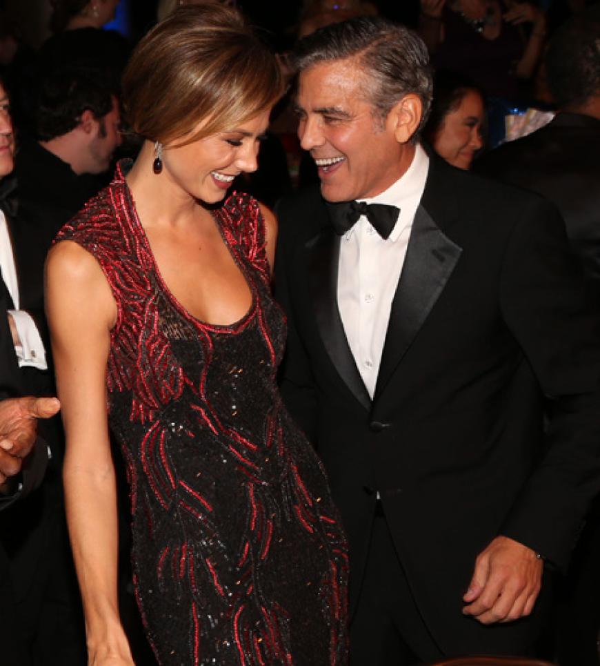 Spätestens jetzt dürften alle Trennungsgerüchte vom Tisch sein: Hollywood-Star George Clooney und Freundin Stacy Keibler kamen gemeinsam zum